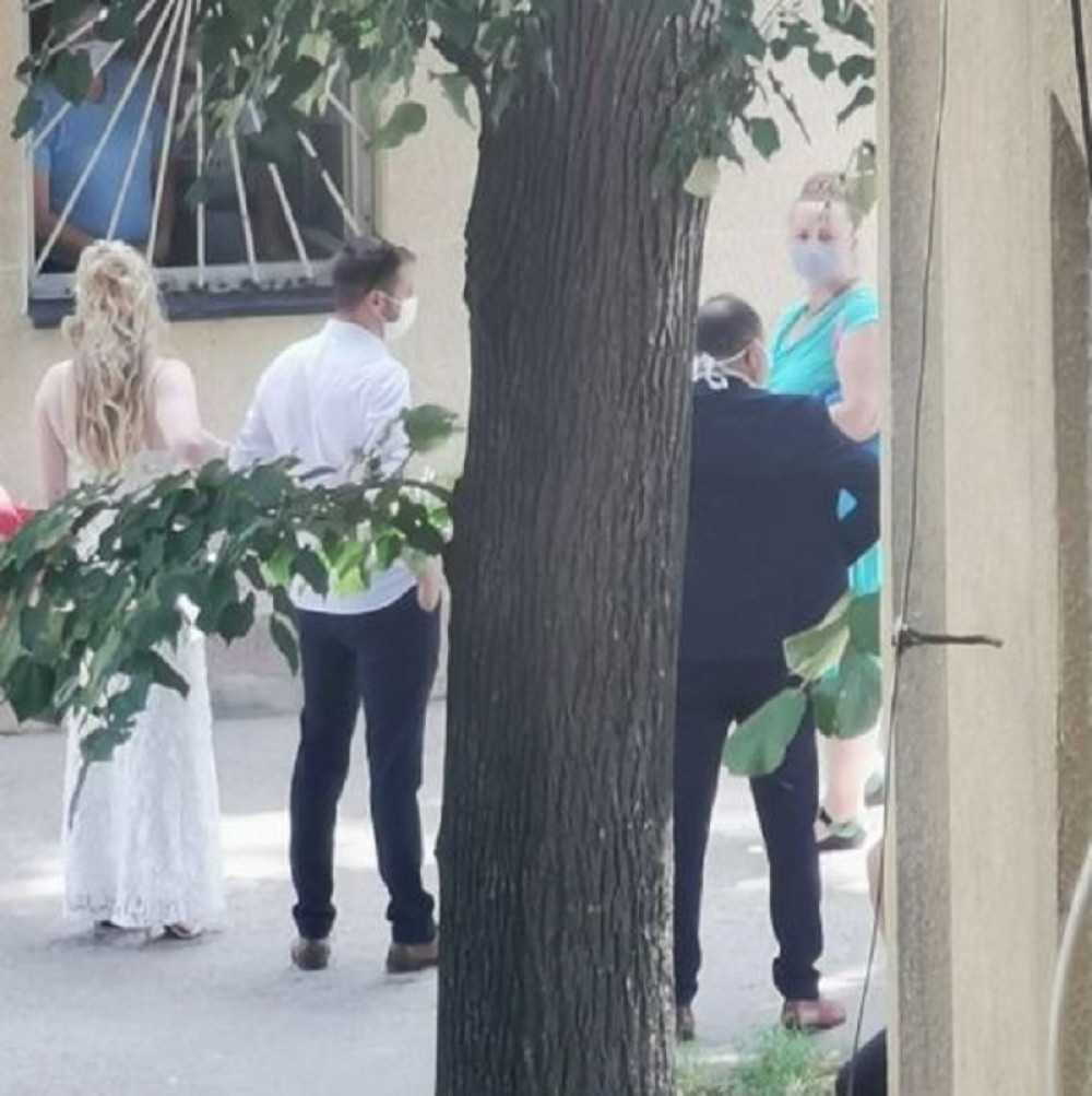 Mladenci iz Vranja postali hit u Srbiji! Nikome samo nije jasno zašto stoje ovde