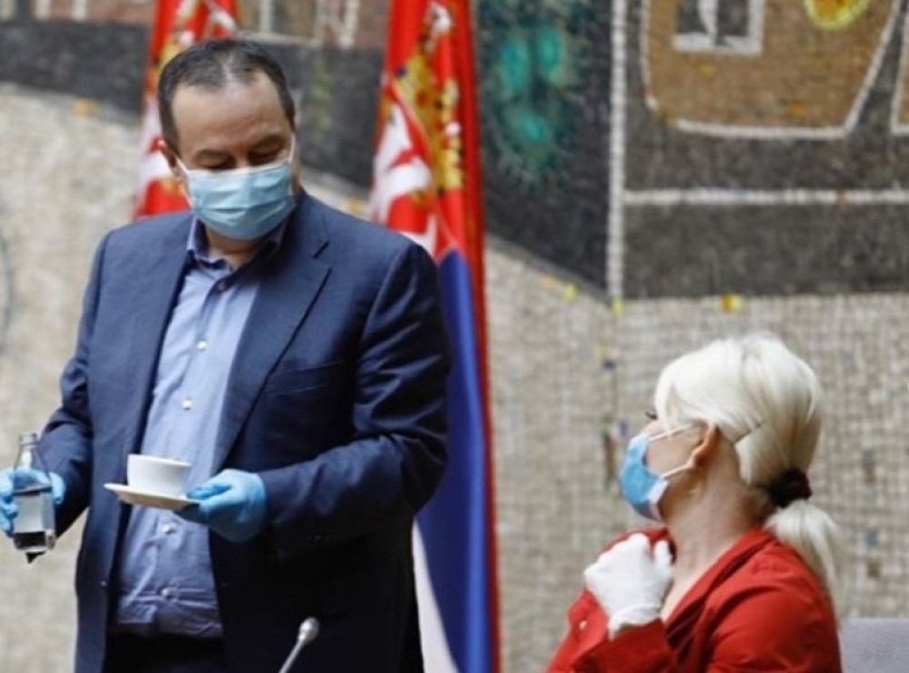 Zorana: Dačiću, ceo život se kačiš, skini mi se...