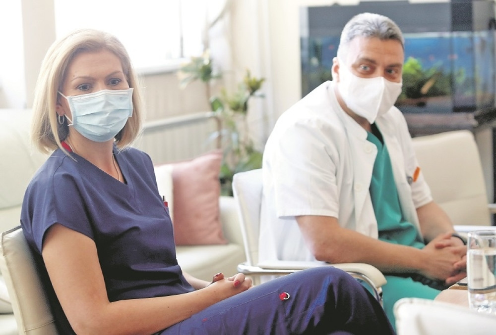 Dr Nebojša Mitrović i Nada Jević, glavna sestra interne klinike u Zemunu, za „Alo!“ (FOTO)