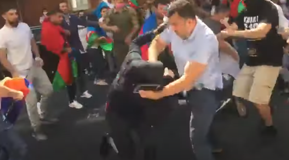 300 ljutih neprijatelja sa istoka Evrope se srelo ispred ambasade i počeo je pakao! (VIDEO)