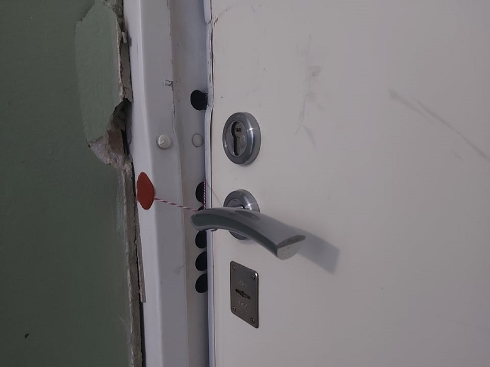 Na vratima stana u Deligradskoj stoji poruka uznemirujućeg sadržaja upućena svima (FOTO)