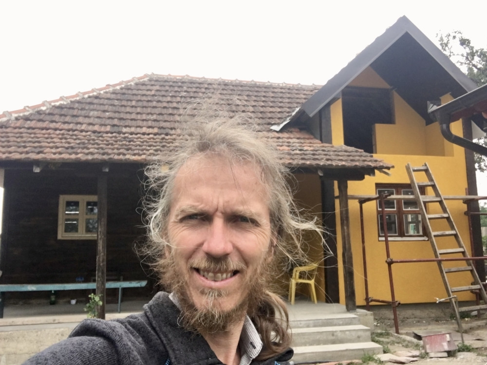 Fotograf sa decom otišao u seosku kuću od koje je napravio pravi raj