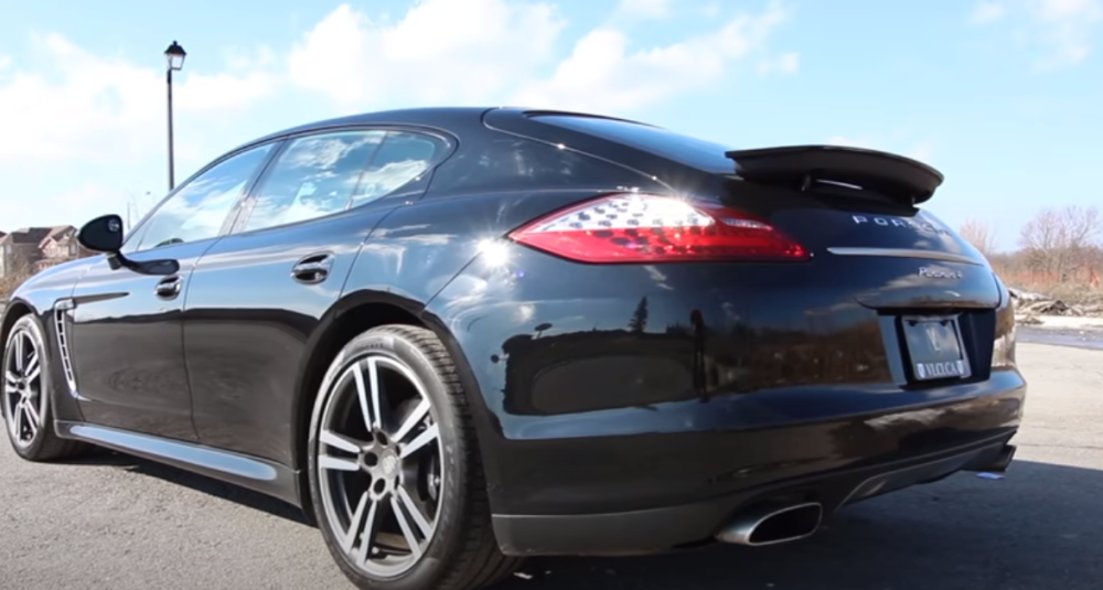 Bahati vozač poršea sa grupom ljudi napao radnike koji prave kanalizaciju u Krnjači (FOTO)