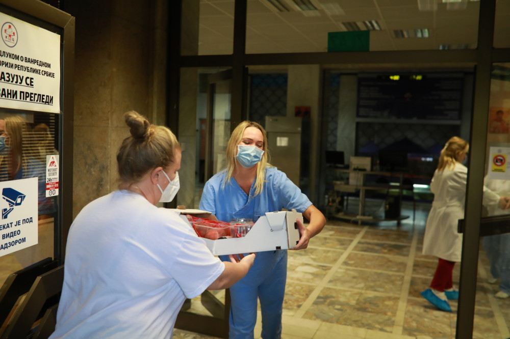 Medicinari iz KBC Bežanijska kosa oduševljeni akcijom ovog privrednog giganta, posredstvom koje im je donirano oko tone svežeg voća i vitaminskih napitaka!
