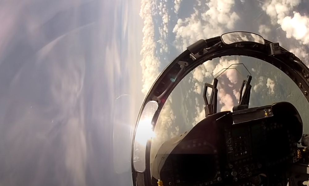 Američki lovci napali putnički avion?! (VIDEO)