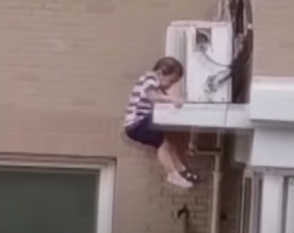 Dečak pao sa četvrtog sprata, a onda se dogodilo čudo! (VIDEO)