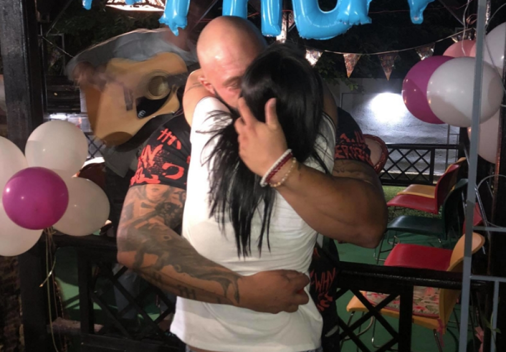 Na 33. rođendan, u ponoć je dočekao verenički prsten: Kontroverzna učesnica rijalitija "Parovi" staje na ludi kamen!