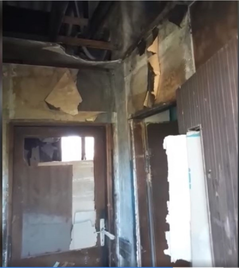 Kupili su kuću staru 100 godina, počeli su da renoviraju, a u zidovima su našli pravo blago!