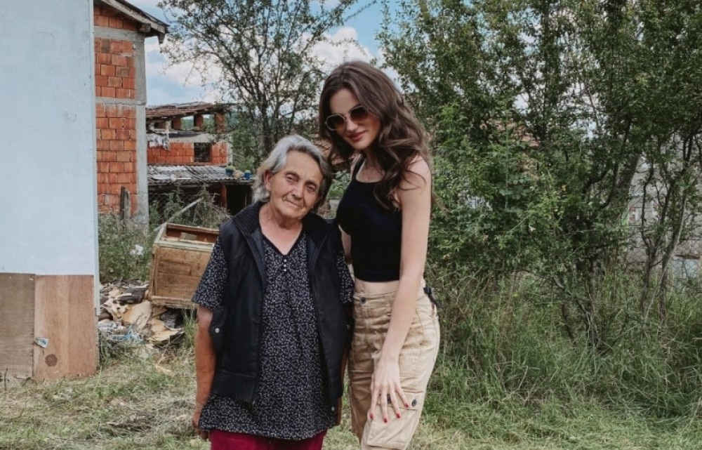 Milica Pavlović posetila ugroženu staricu iz Blaca: Pevačica pomogla da baka Smiljana dobije kuću!