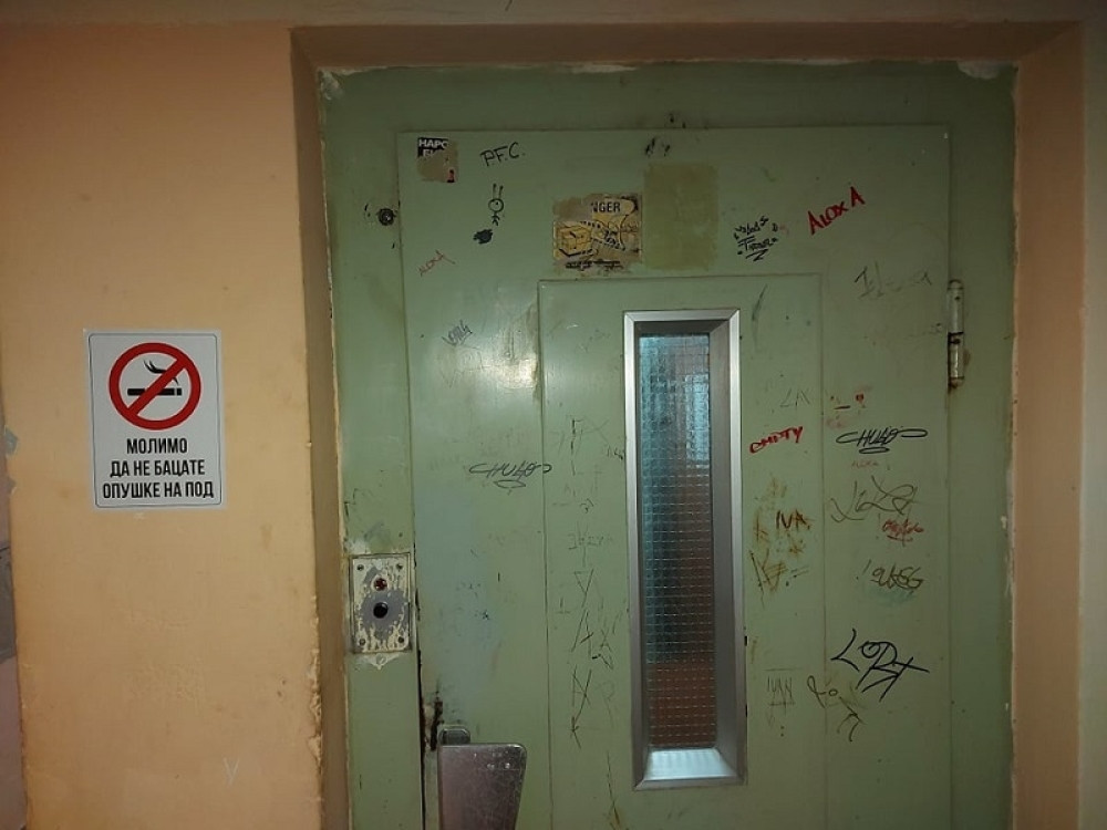 Lift priklještio dete, bore mu se za život!