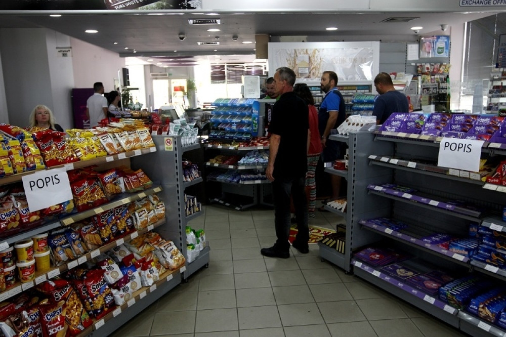 Mujo i Haso toče gorivo na pumpi, kad na kasi stoji natpis: NAGRADNA IGRA - GLAVNA PREMIJA BESPLATAN S*KS...