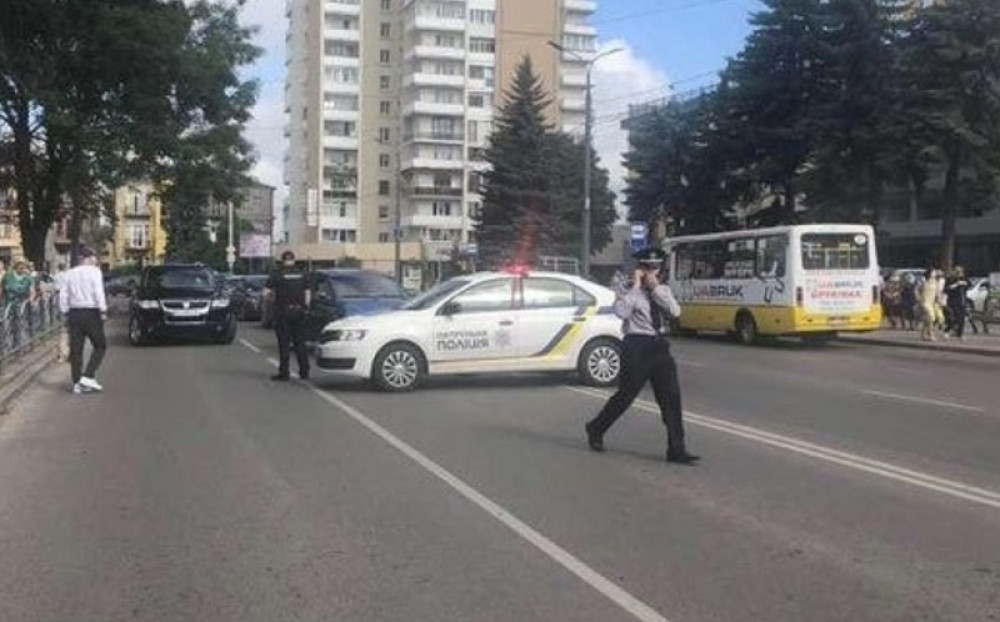 Uleteo u autobus i zarobio 20 putnika!