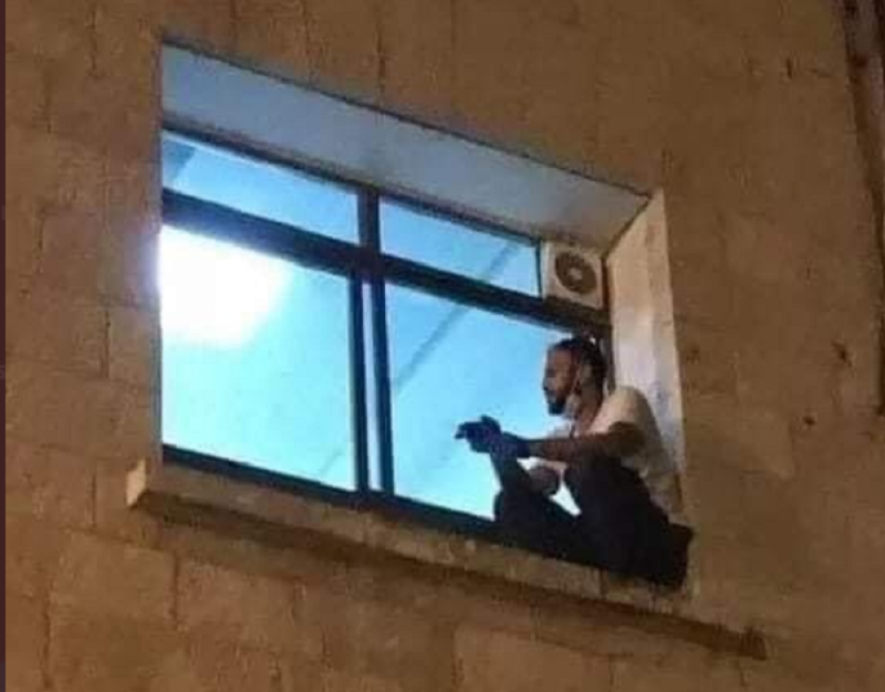 Svaki dan se peo na prozor bolnice da bi pazio na majku koja je bolovala od korone