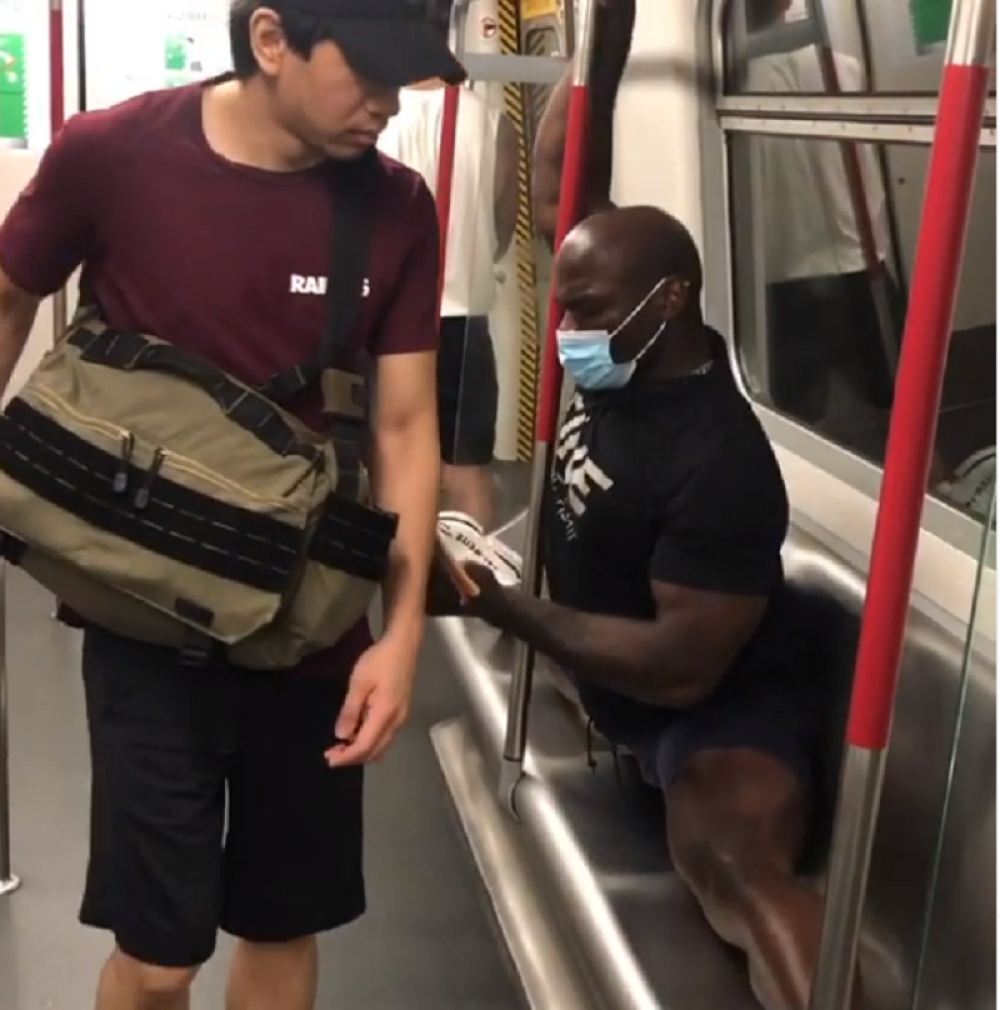 Popularni MMA borac se sumanutom metodom obračunao sa svima koji ne poštuju mere protiv korone (VIDEO)