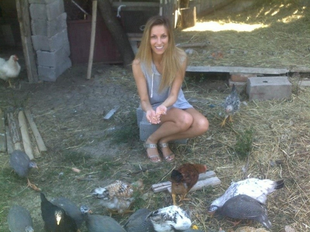 Rada Manojlović mikrofon okačila o klin, pa se bacila na poljoprivredu: "Hranim kokoške i bavim se seoskim poslovima!"