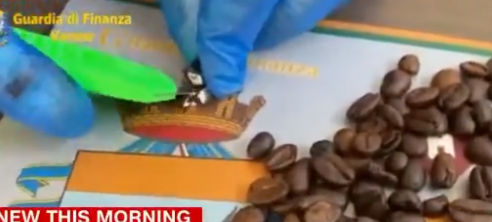 Policiji je ovaj paket bio sumnjiv, a nakon što su otvorili kovertu imali su i šta da vide! (VIDEO)