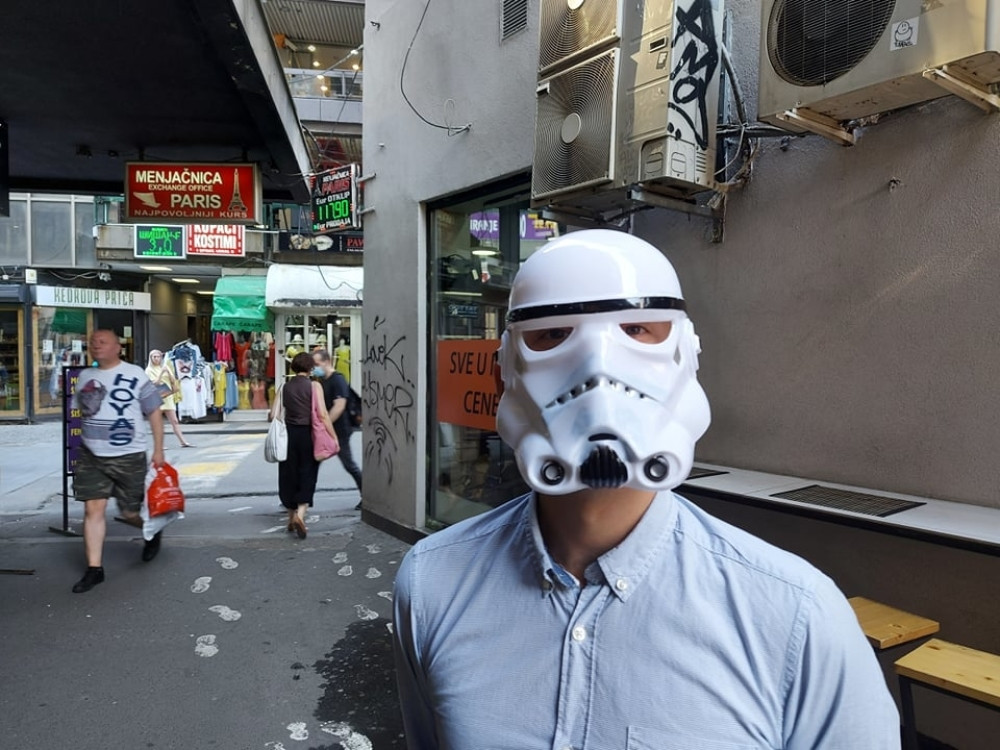 Čovek sa maskom vanzemaljca šeta po Beogradu, a za to ima i objašnjenje! (FOTO)