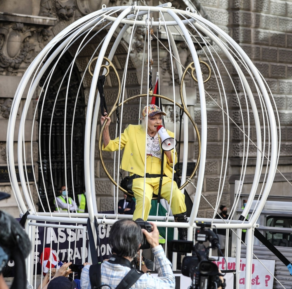 Čuvena dizajnerka urlala i skakala u ogromnom kavezu, traži slobodu za osnivača Vikiliksa!