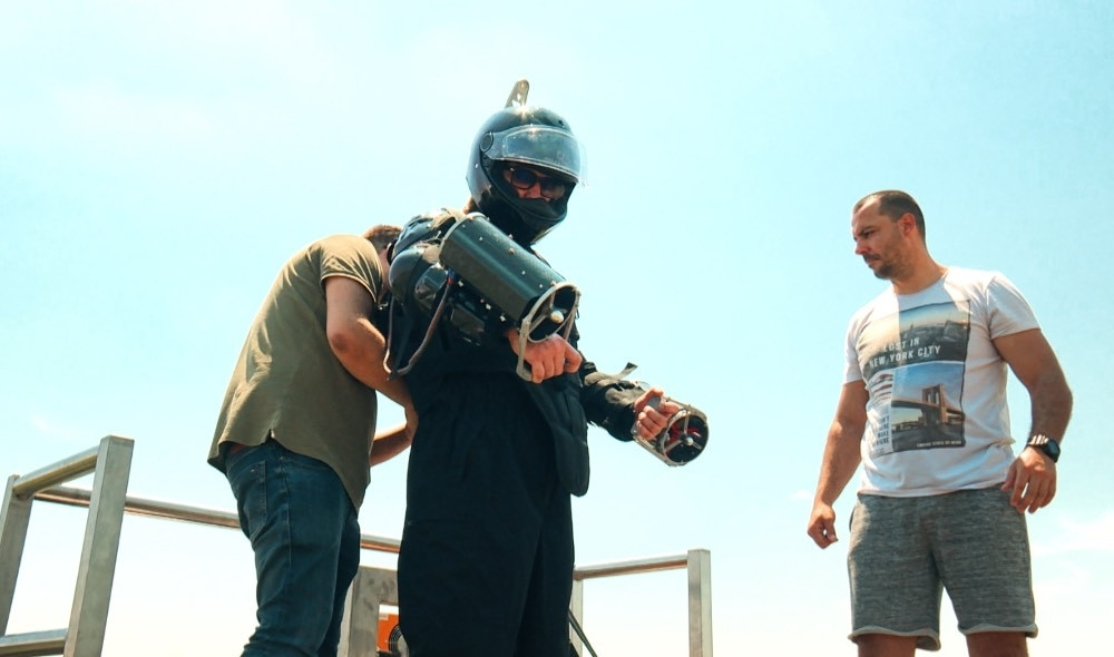 Željko Mitrović u "Zadruzi" testirao turbo mlaznice na rolerima!