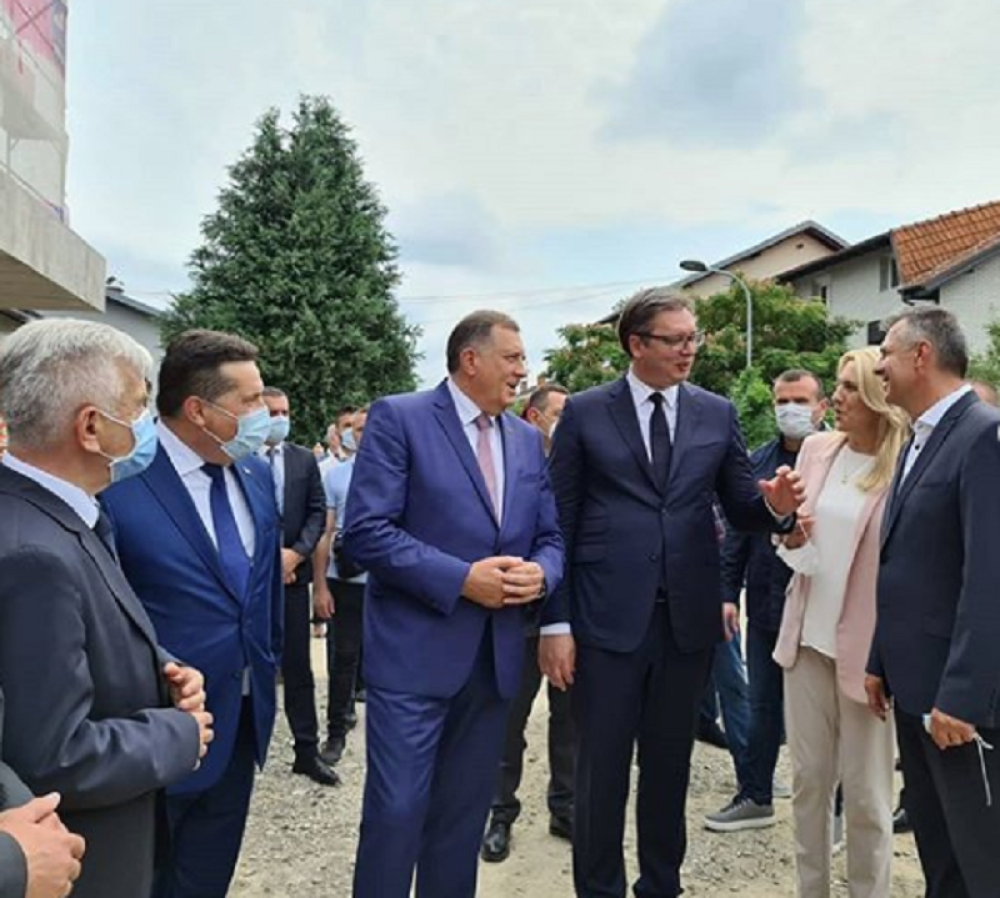 Vučić krenuo ka hramu, a onda mu je galama privukla pažnju, krenuo je ka žičanoj ogradi, a tamo najlepši prizor (VIDEO)