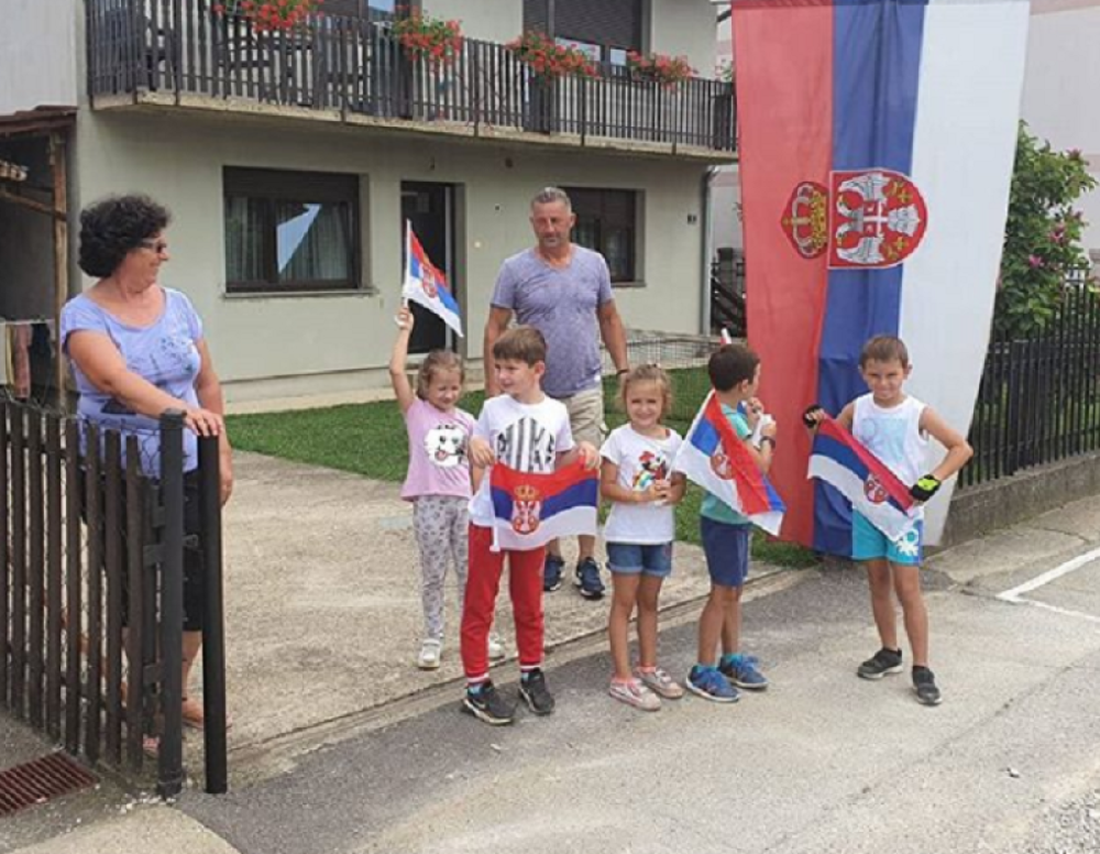 Mališani mašući zastavama Srbije pozdravili Vučića u Banjaluci (FOTO)
