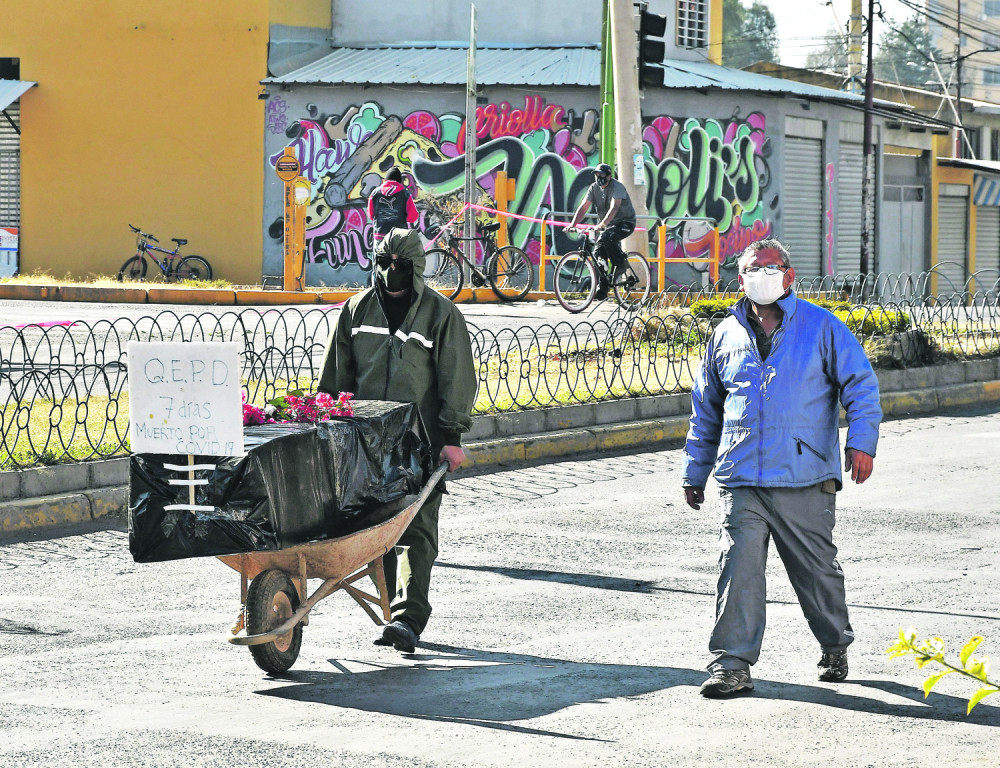 Sakupljaju leševe po celom gradu, beživotna tela pronalaze u stanovima i automobilima! (UZNEMIRUJUĆE FOTOGRAFIJE)