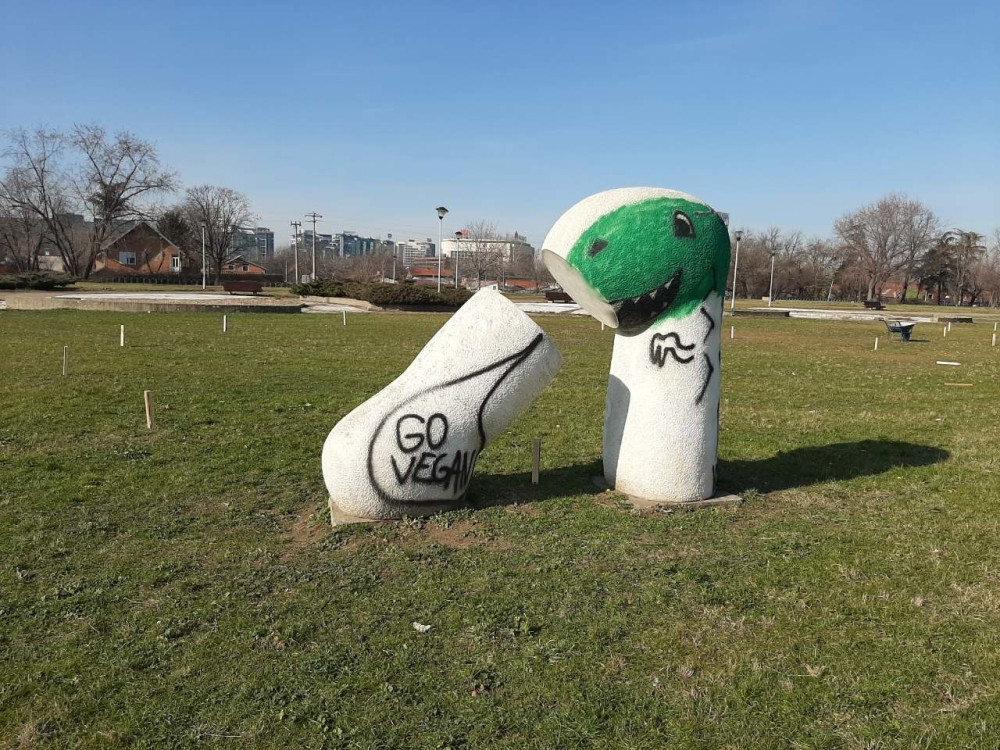 "Sa betonskih skulptura na levoj obali Save su samo uklonjeni grafiti"