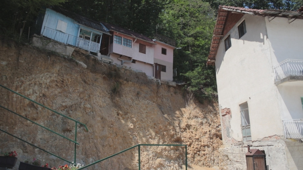 Hteo da sačuva svoju kuću od klizišta, isekao brdo, a sada dve vikendice mogu da se sruše svakog momenta