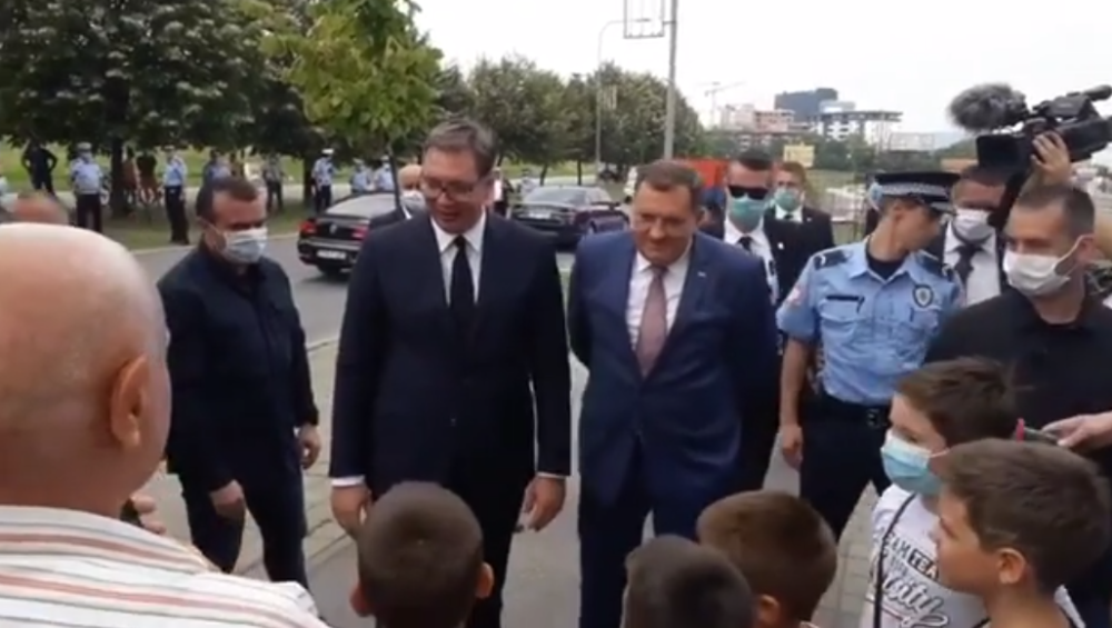 Dok su Vučić i Dodik šetali, predsednik Srbije je mališanima postavio pitanje, a onda je njihov odgovor sve nasmejao (VIDEO)