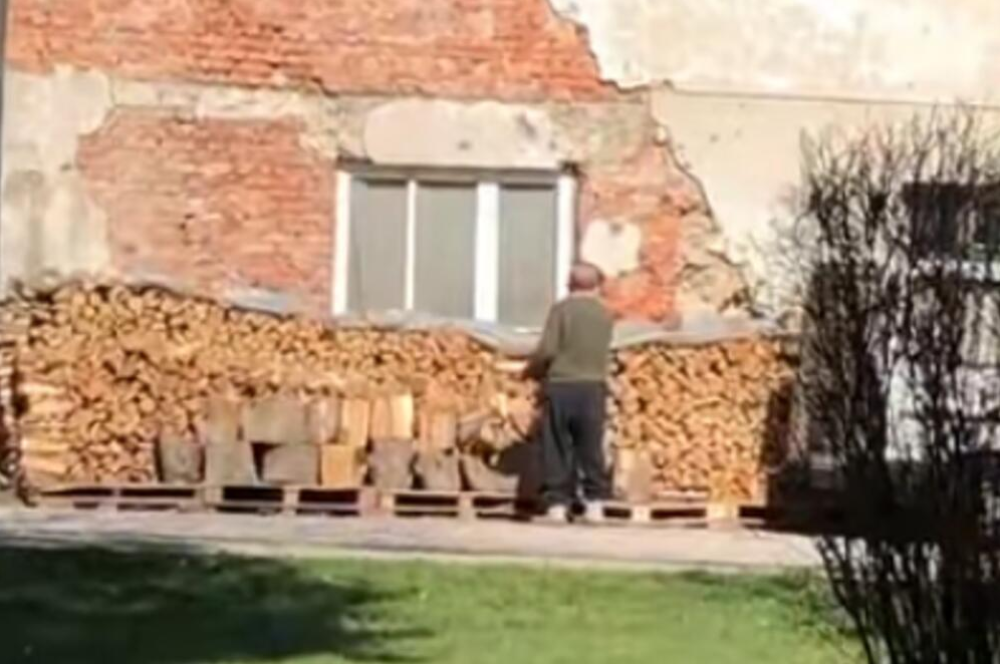 Snimak iz BiH koji je oduševio region, ovako baka i deka unose drva u kuću! (VIDEO)