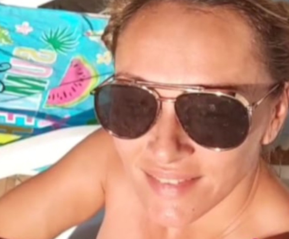 (FOTO) Anabela Atijas poslala poruku sa mora! Pozirala u tesnom crvenom bikiniju!