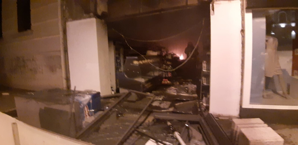 Frižider sa sladoledom od udara izleteo na ulicu, a onda je vatra počela da guta sve pred sobom (FOTO/VIDEO)