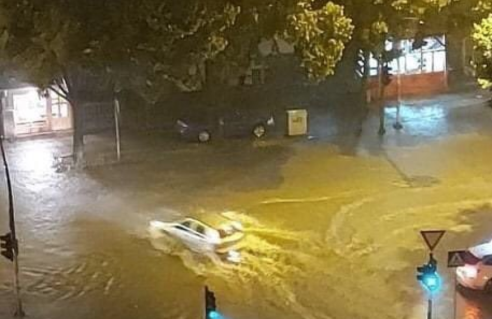 Automobili zaglavljeni u uličnim bujicama, delovi grada ostali bez struje (FOTO/VIDEO)