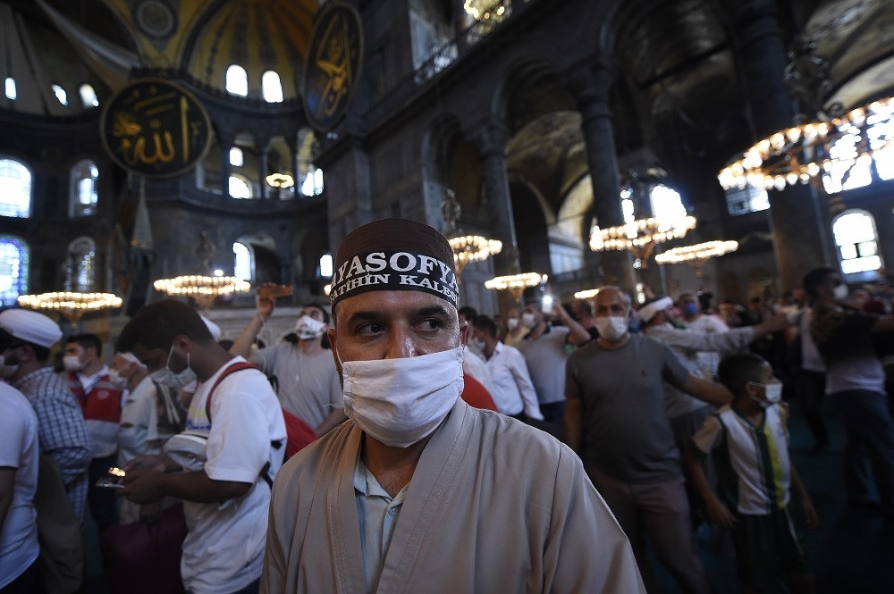 Oskrnavili hrišćanske ikone i ornamente, a onda je na ulicama počeo haos!