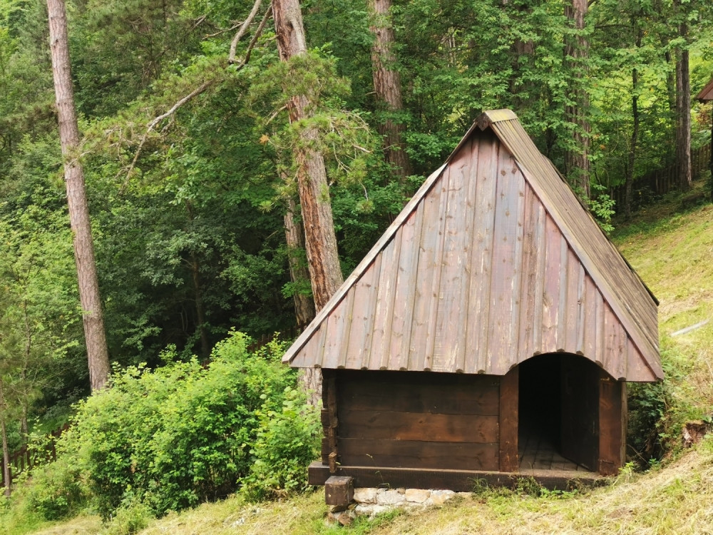 Crkvica ušuškana debelim hladom borove šume u porti krije trag srpske istorije