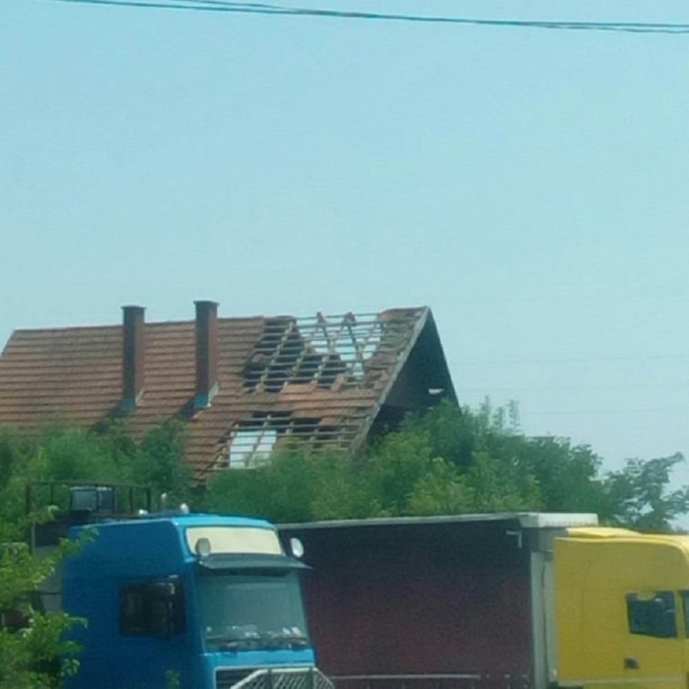 Vetar nosio krovove, obarao drveće i izazvao kvarove na električnoj mreži