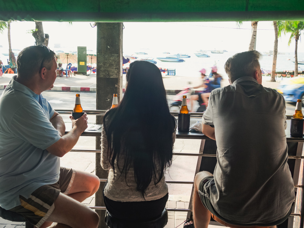 Muž i žena došli u neki luksuzan hotel, sede u baru i vide jednu jako zgodnu devojku, kad onda...
