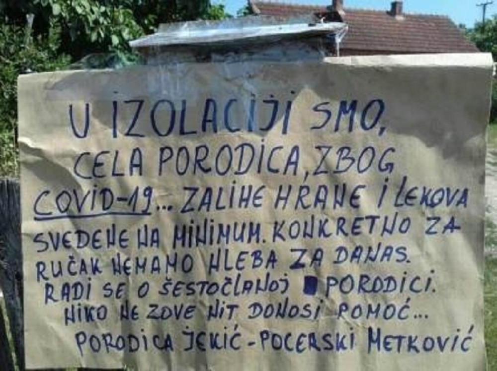 Zbog ove poruke na kapiji kuće, porodici iz Šapca se više niko ne javlja