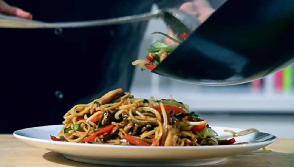 Pikantna piletna sa nudlama i povrćem