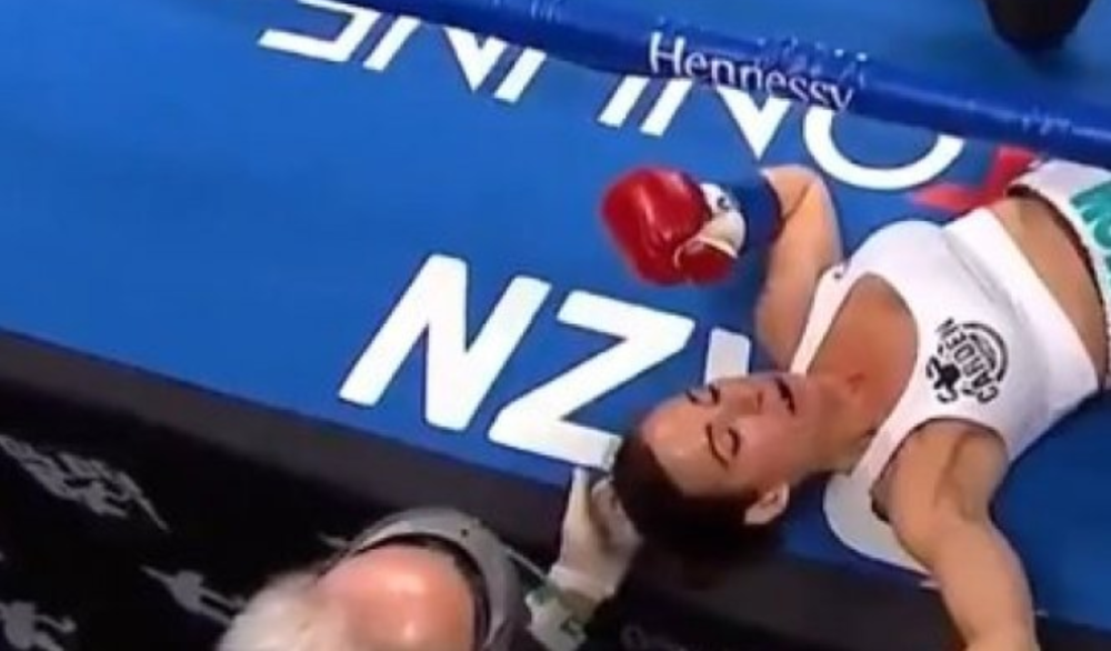 Za sedam sekundi nokautirala protivnicu i sa njom obrisala patos! (VIDEO)