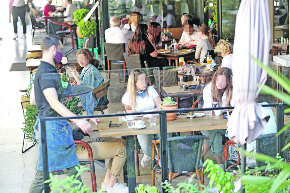 Puni kafići, ali i bolnice širom naše zemlje: Neće mene korona, daj mi produženi s mlekom!