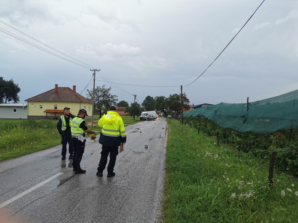 Vozač (65) izgubio kontrolu nad vozilom, pa izleteo sa puta