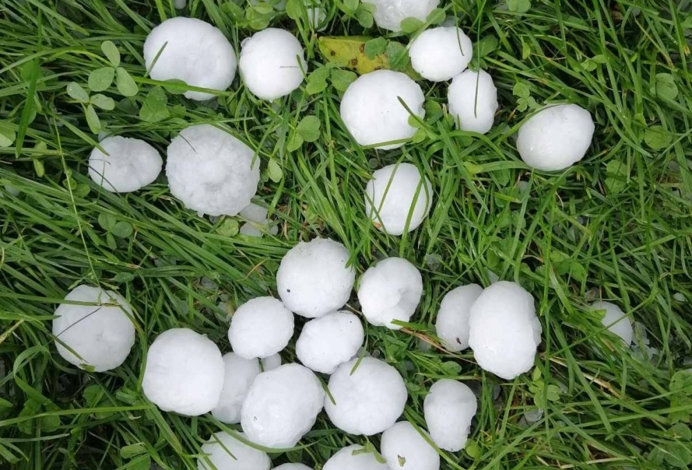 Pao grad veličine kokošijeg jajeta: Jako nevreme pogodilo Srbiju, pokrenuli se odroni (FOTO/VIDEO)