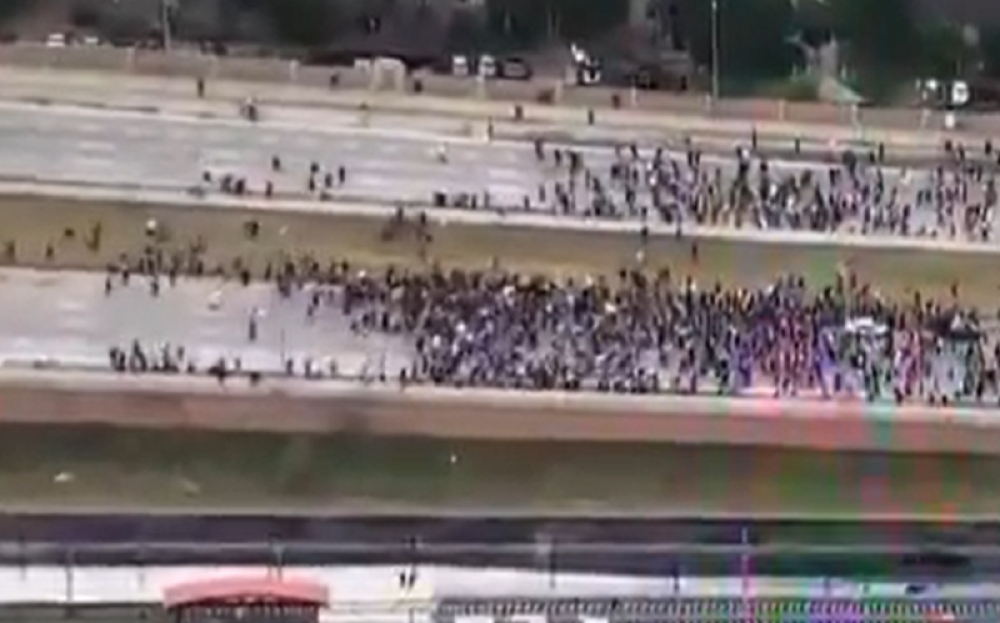 Džipom uleteo među demonstrante, nije skidao nogu sa gasa, a onda je usledila osveta besne mase! (VIDEO)