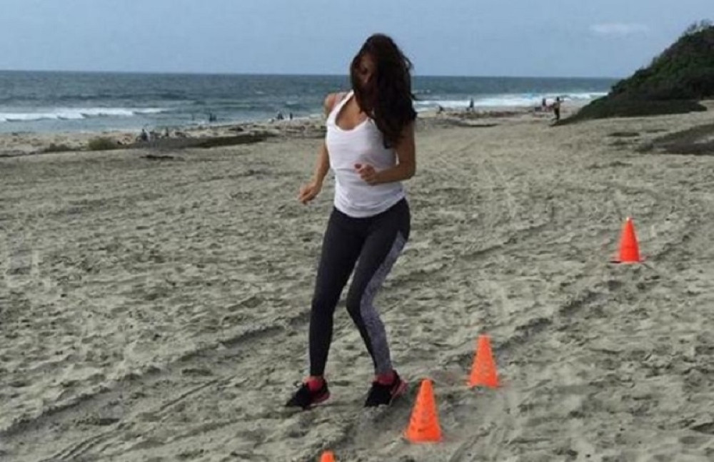 Naša voditeljka napustila Srbiju zbog intimnog snimka! (FOTO)