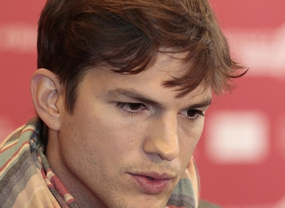 Malo ljudi zna da Ešton Kučer ima brata bliznaca zbog kog je sa 13 godina želeo da izvrši samoubistvo! (FOTO)