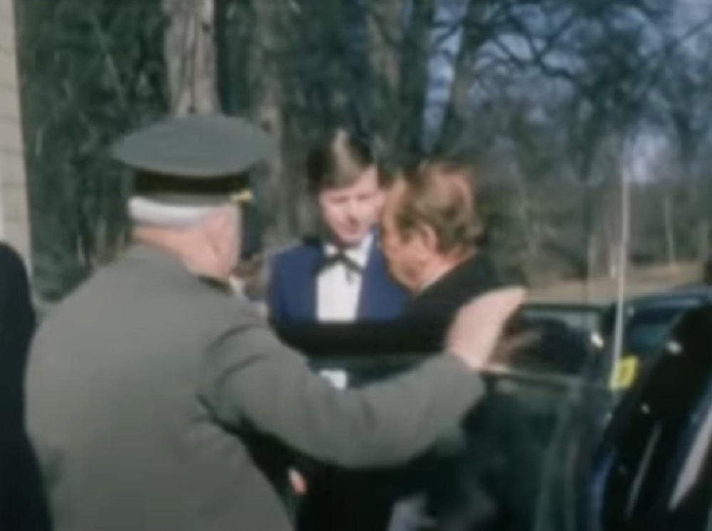 Ovaj glumac je uradio sve kako bi se video sa Titom: Pili su vino i pričali, a o ovoj anegdoti iz predsedničke vile se i dalje priča!  (FOTO)