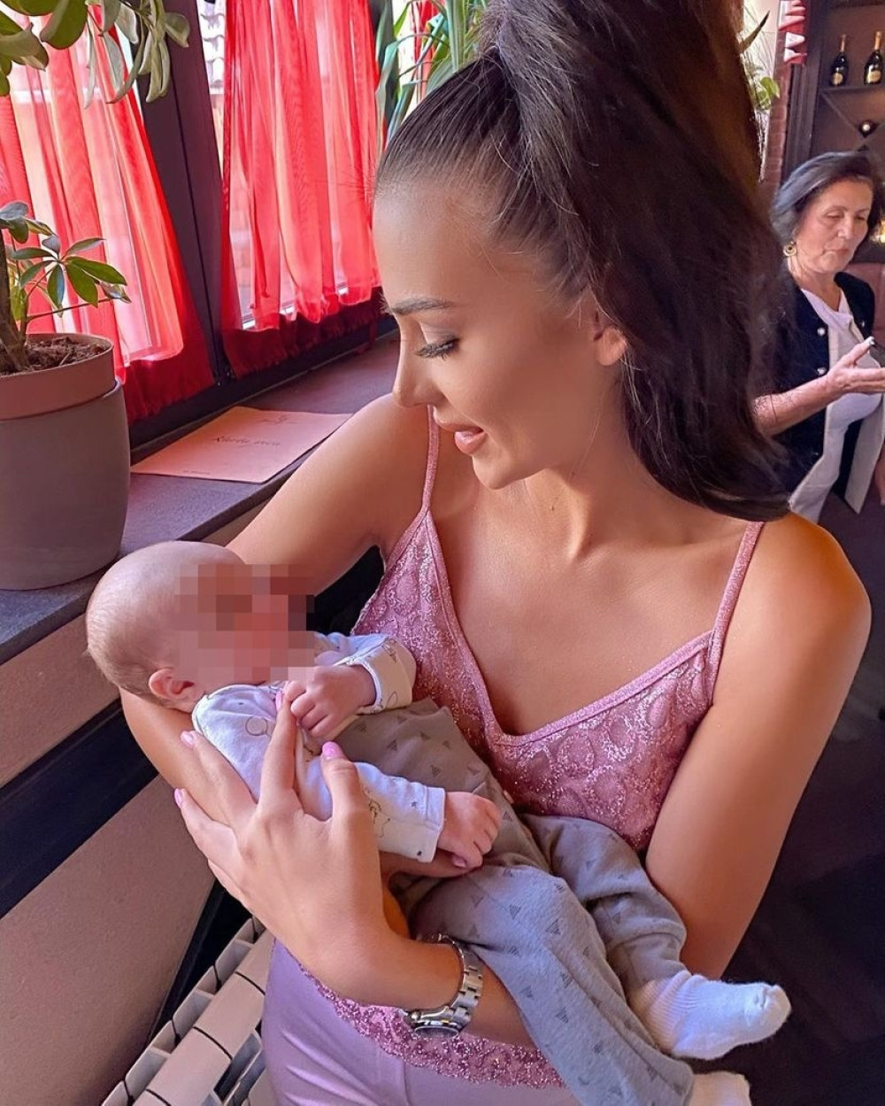 Pokazala sa koliko ljubavi i na koji način brine o malom Željku (VIDEO)