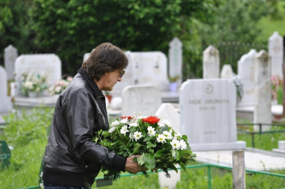 Zdravko Čolić na groblju: Oprašta se od nje! (FOTO)