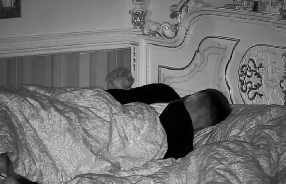 Ćerka je gleda dok ima s**s: Uzavrele strasti probudile celu kuću!